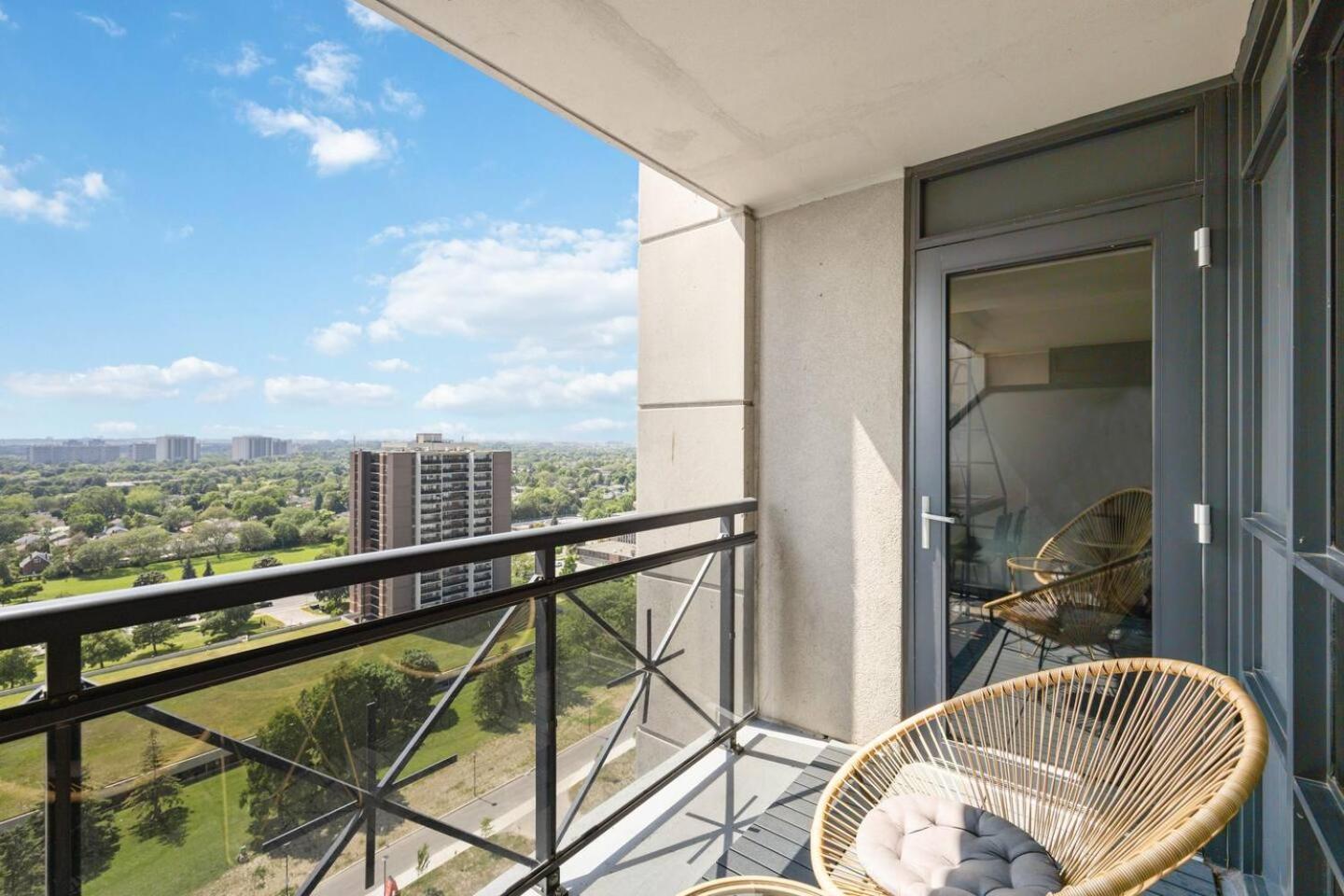 Luxury 2bdr W Pool, Hot Tub, Sauna & 10m From Airport Apartment *