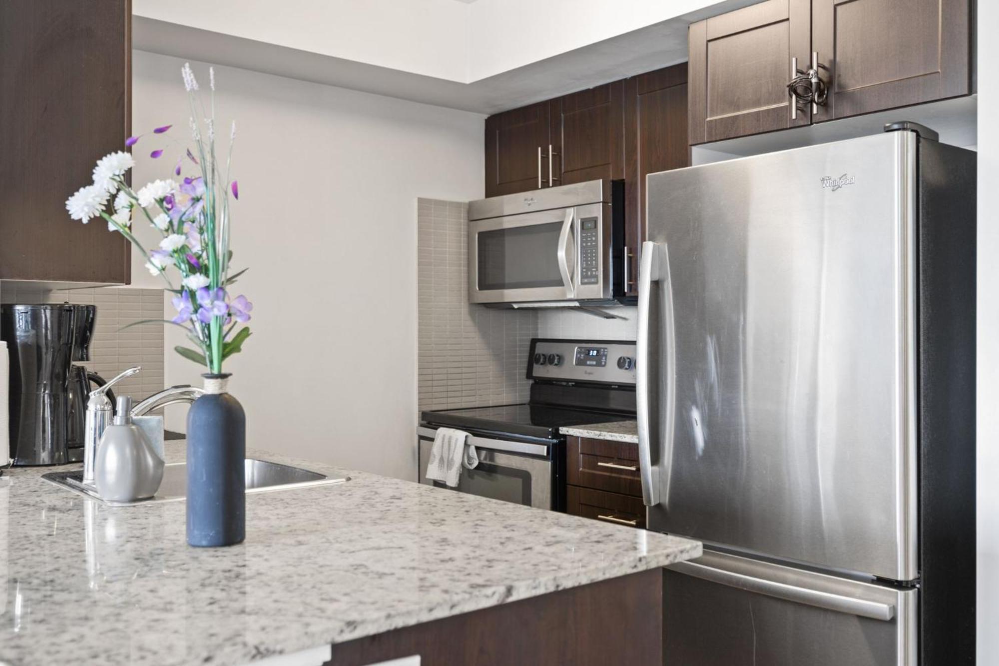 Apartment Luxury 2bdr W Pool, Hot Tub, Sauna & 10m From Airport