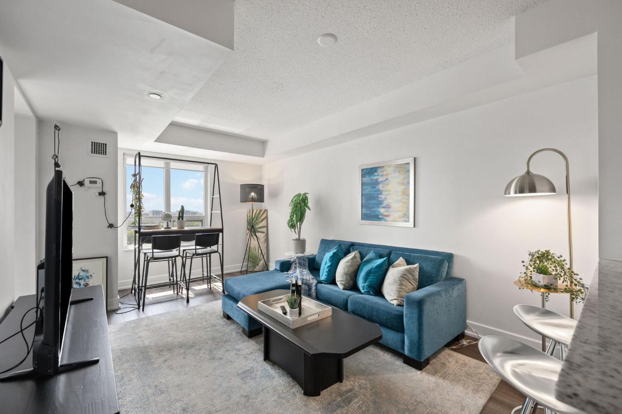 Luxury 2bdr W Pool, Hot Tub, Sauna & 10m From Airport Apartment *