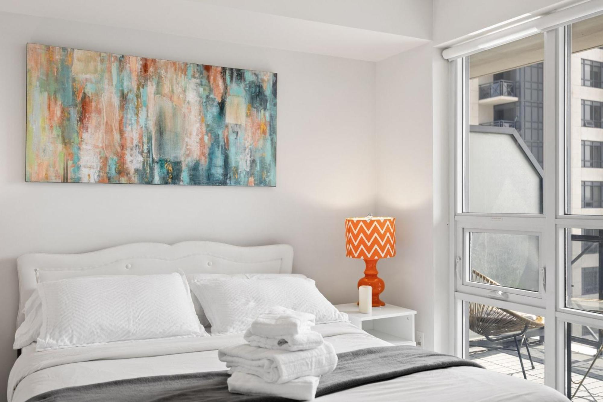 Apartment Luxury 2bdr W Pool, Hot Tub, Sauna & 10m From Airport Toronto