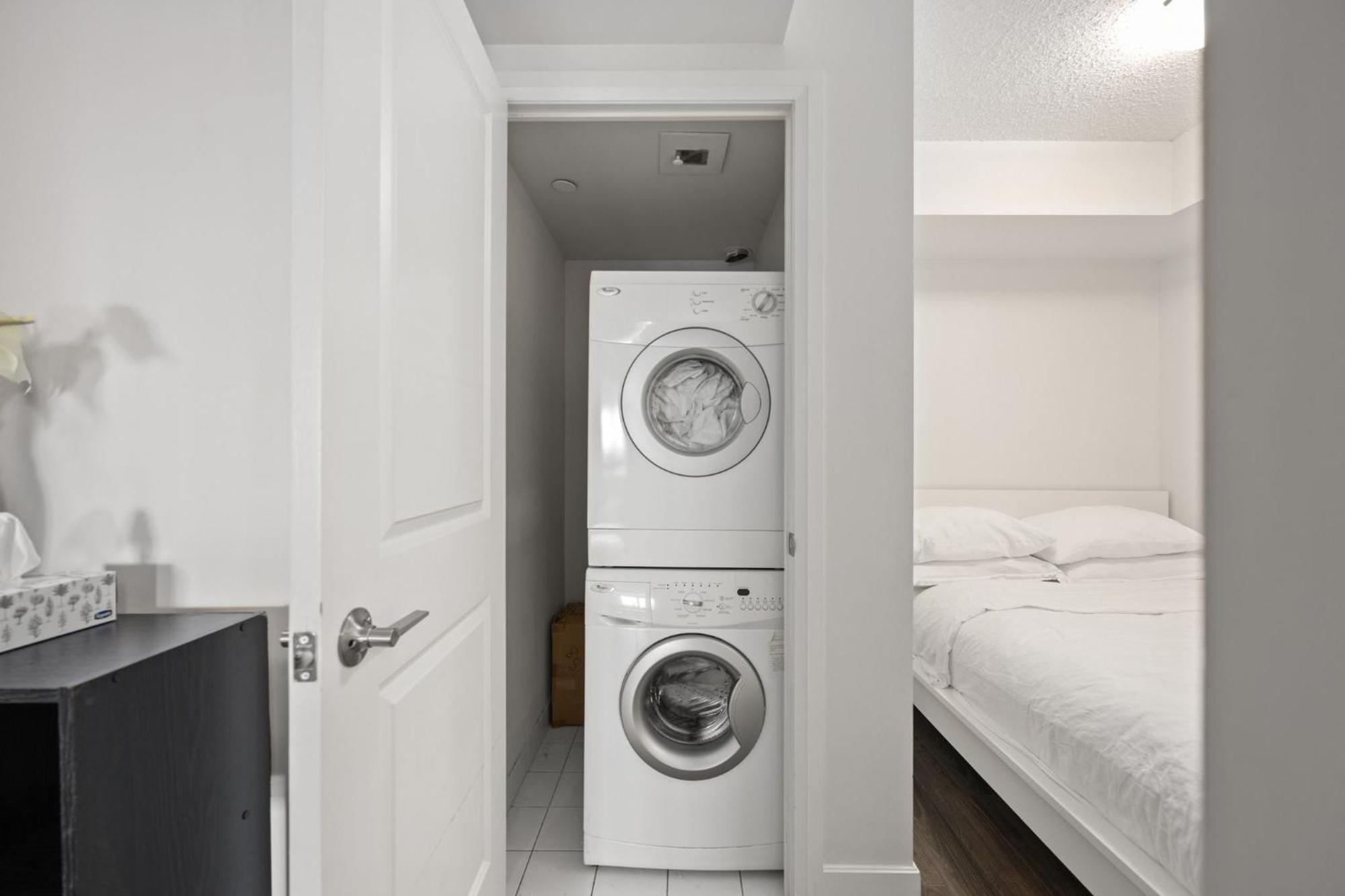 Luxury 2bdr W Pool, Hot Tub, Sauna & 10m From Airport Apartment *