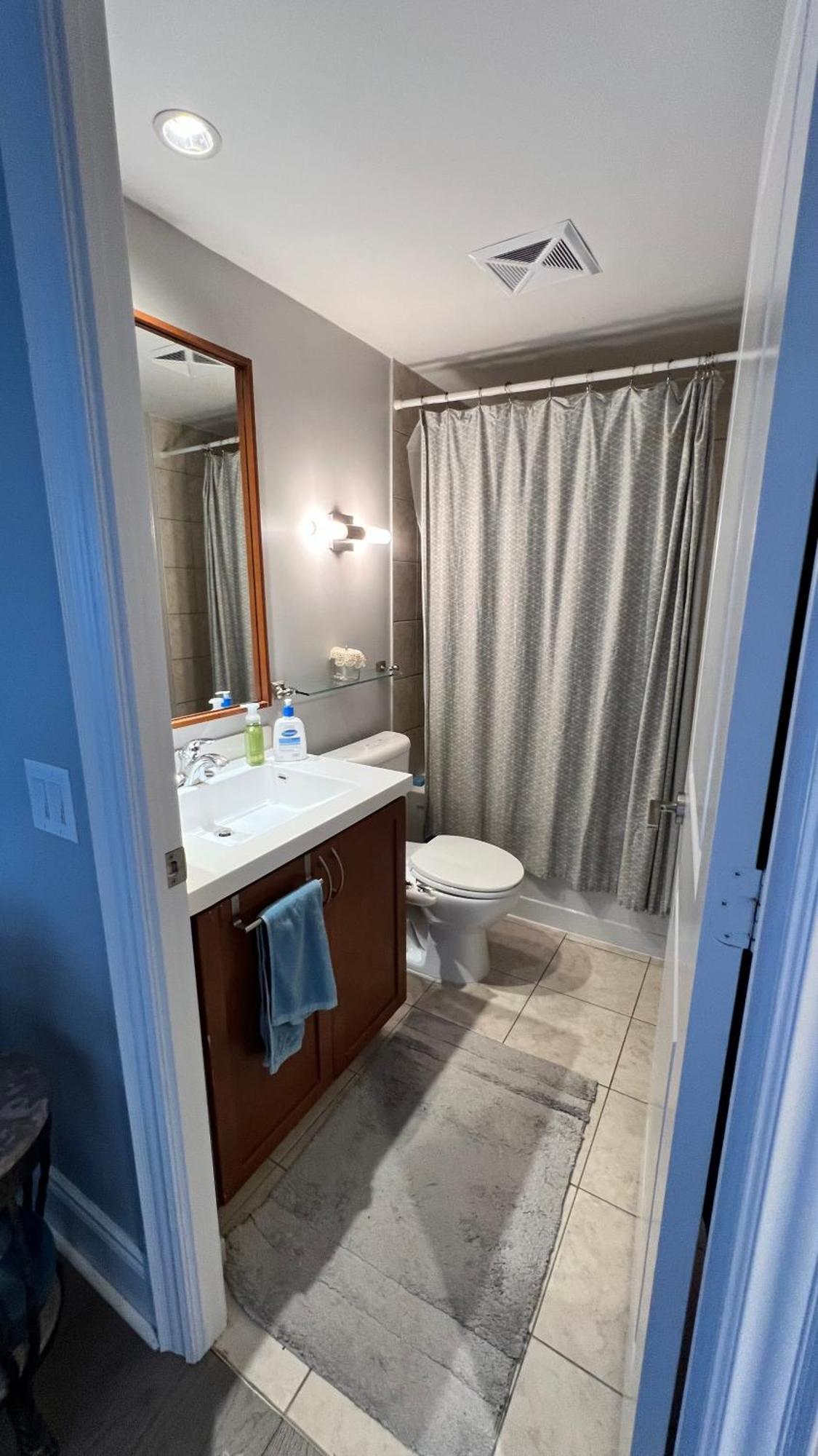 - With Yonge Street View And 3 Star Amenities Homestay *
