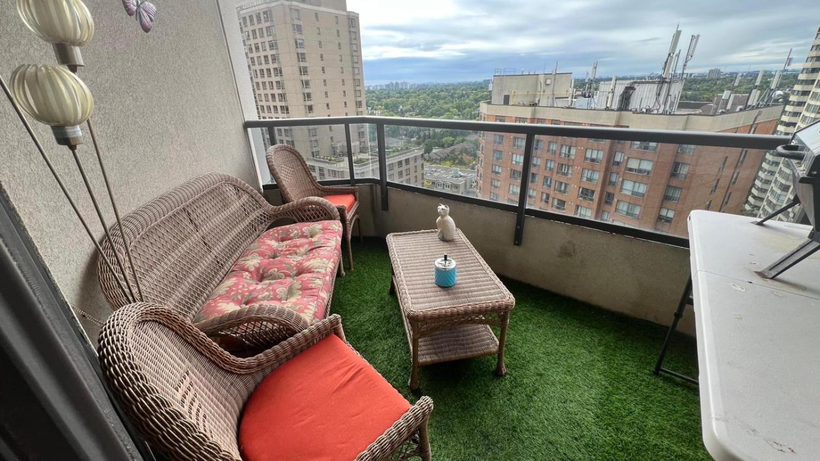 - With Yonge Street View And 3 Star Amenities Homestay Toronto