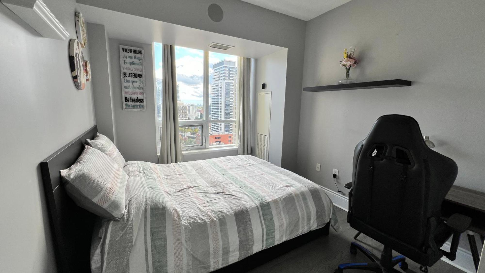 Homestay - With Yonge Street View And 3 Star Amenities