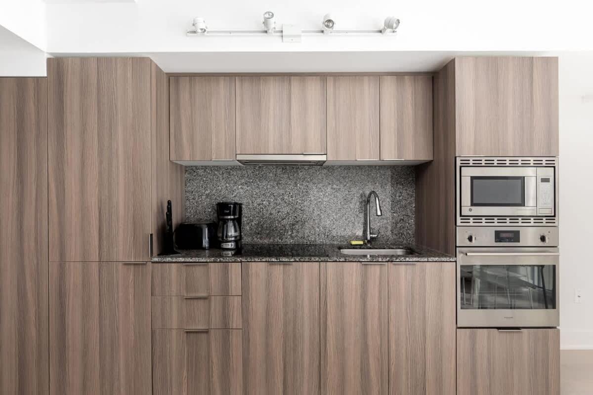 Practical Downtown 3 Beds Uoft Apartment Toronto