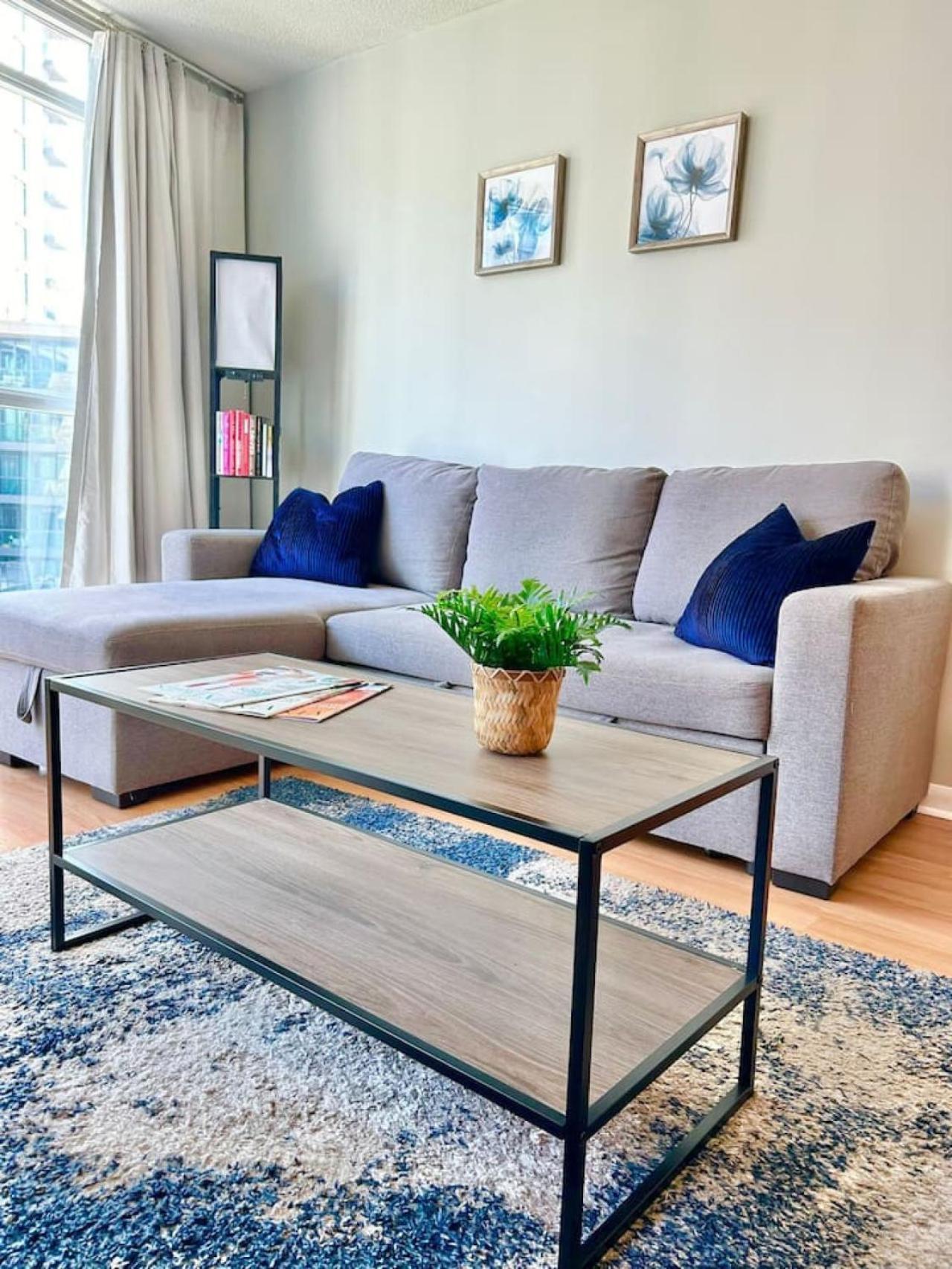 Stylish 1br With Balcony, Parking In Down Town *