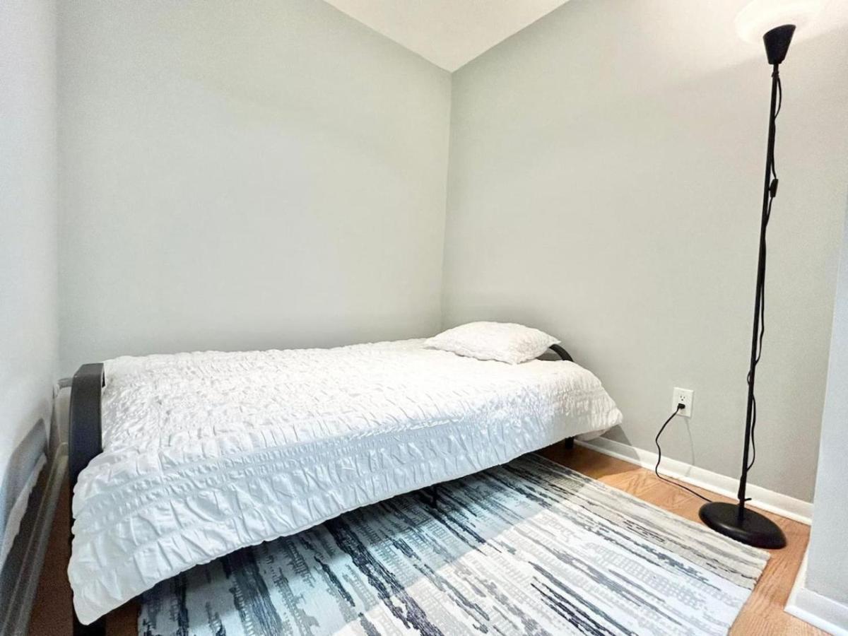 Stylish 1br With Balcony, Parking In Down Town