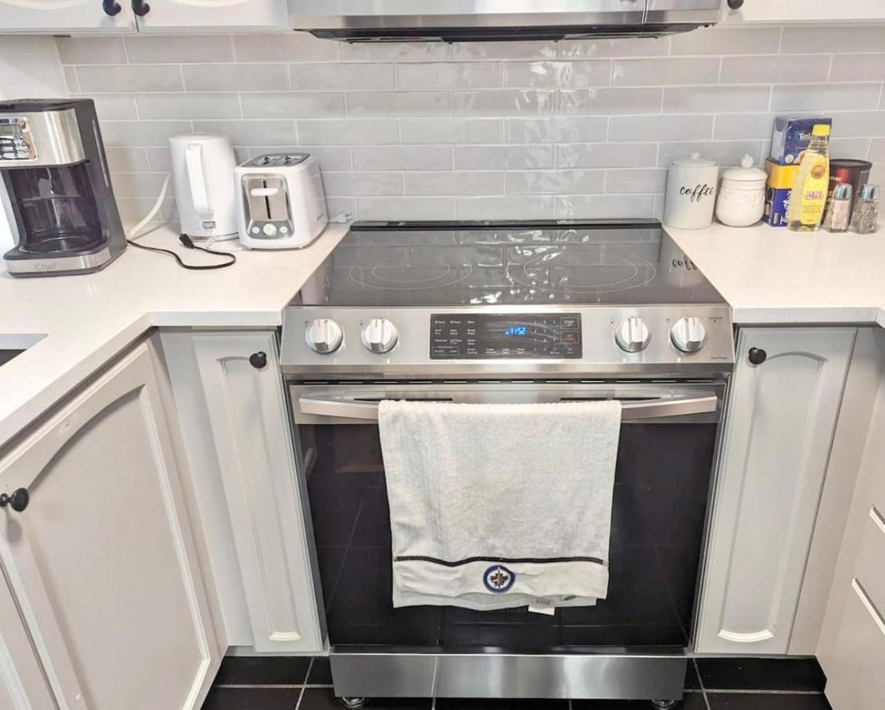 Stylish 1br With Balcony, Parking In Down Town Holiday home Toronto