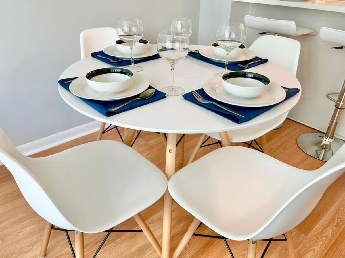 Holiday home Stylish 1br With Balcony, Parking In Down Town