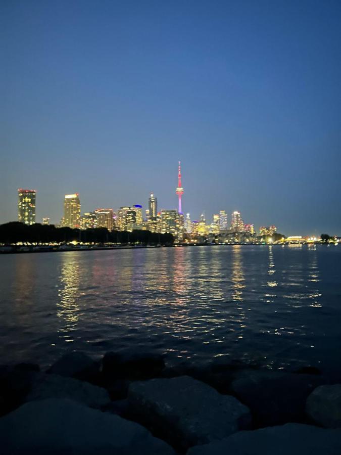 Stylish 1br With Balcony, Parking In Down Town Holiday home Toronto