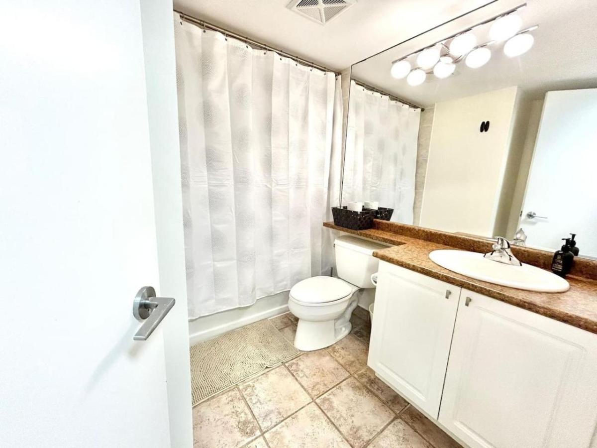 Stylish 1br With Balcony, Parking In Down Town Holiday home Toronto