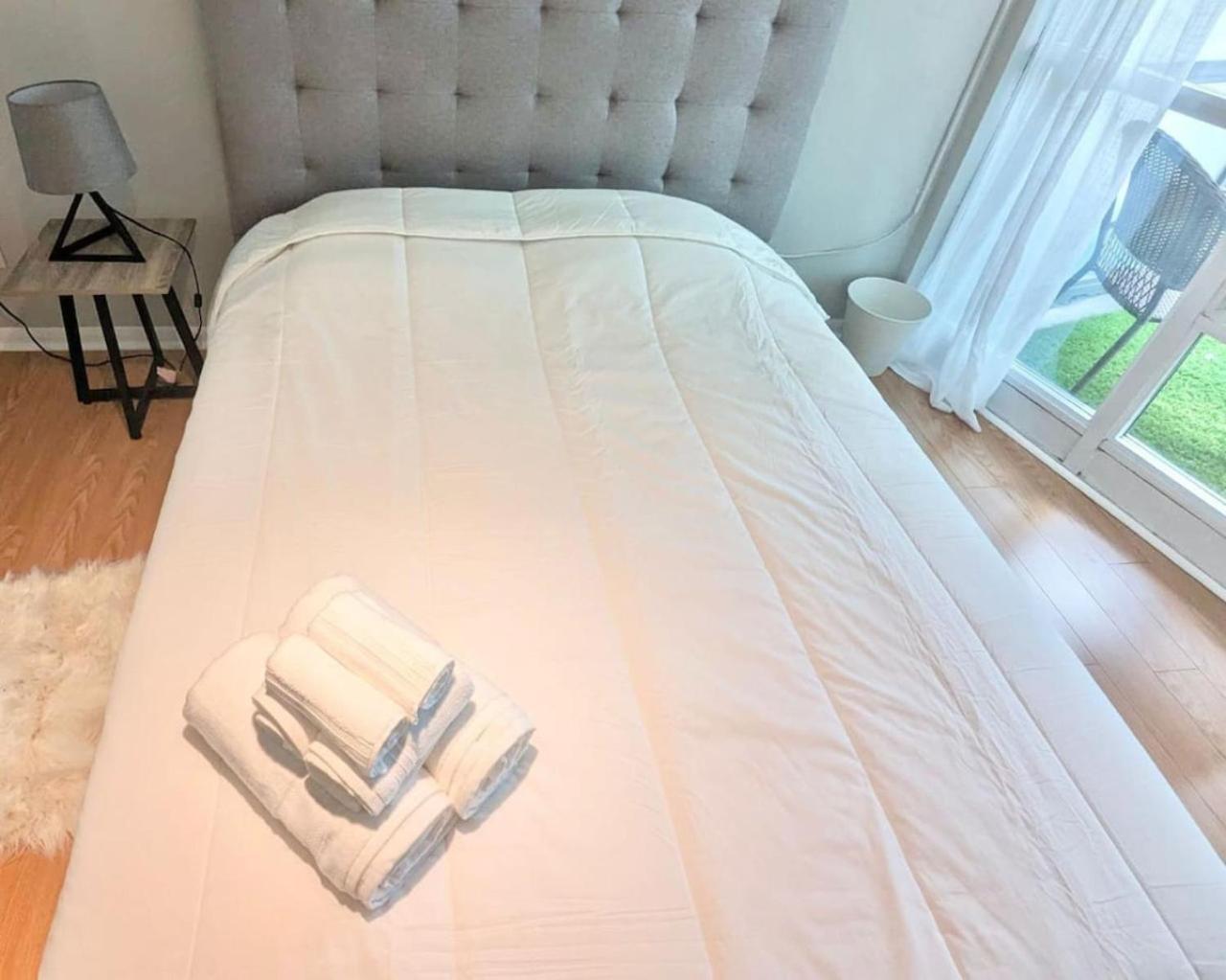 Stylish 1br With Balcony, Parking In Down Town Holiday home