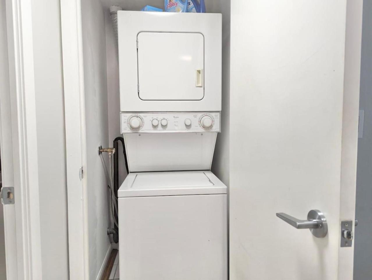 Stylish 1br With Balcony, Parking In Down Town Holiday home *