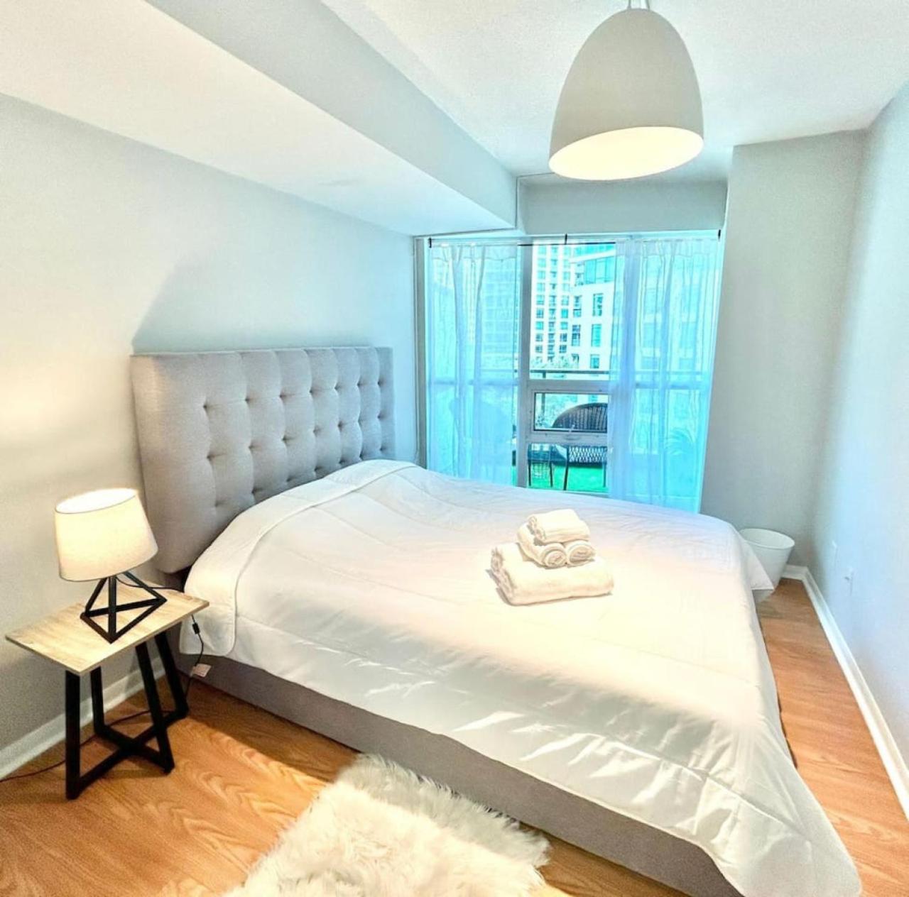 Stylish 1br With Balcony, Parking In Down Town