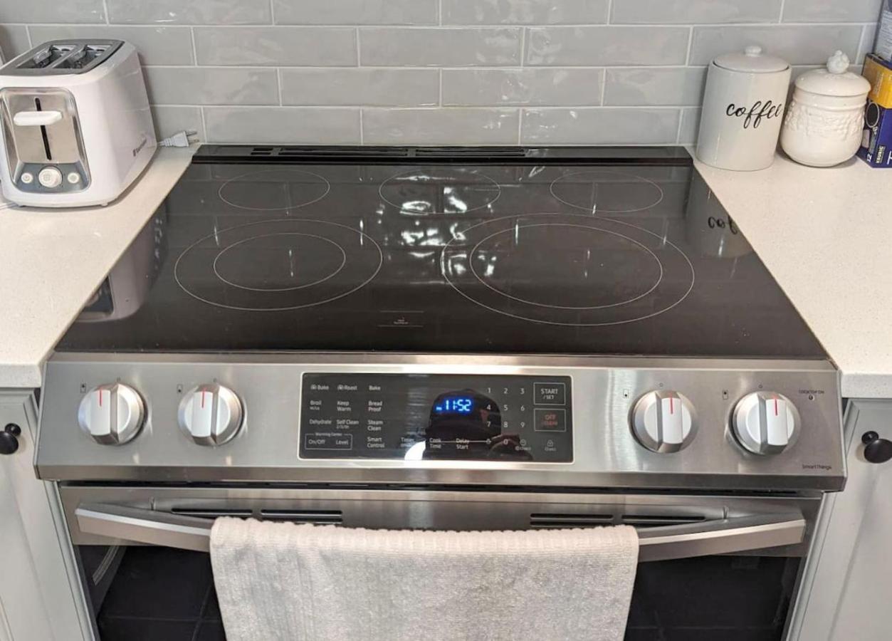 Holiday home Stylish 1br With Balcony, Parking In Down Town *