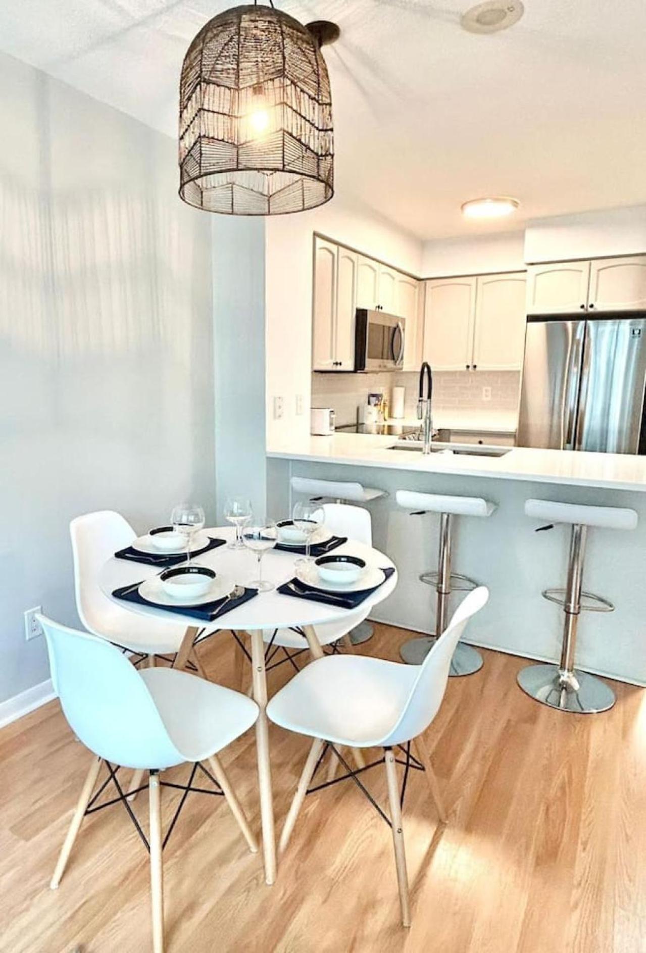 Stylish 1br With Balcony, Parking In Down Town