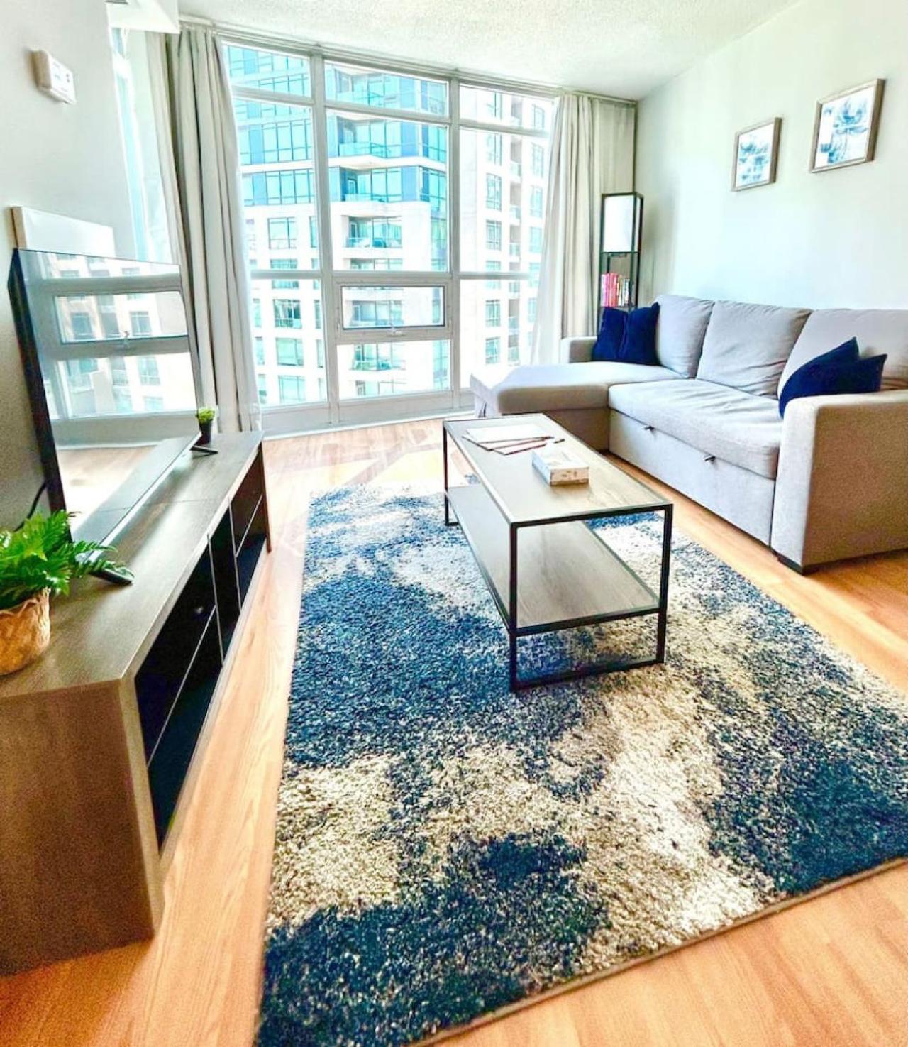 Stylish 1br With Balcony, Parking In Down Town Holiday home
