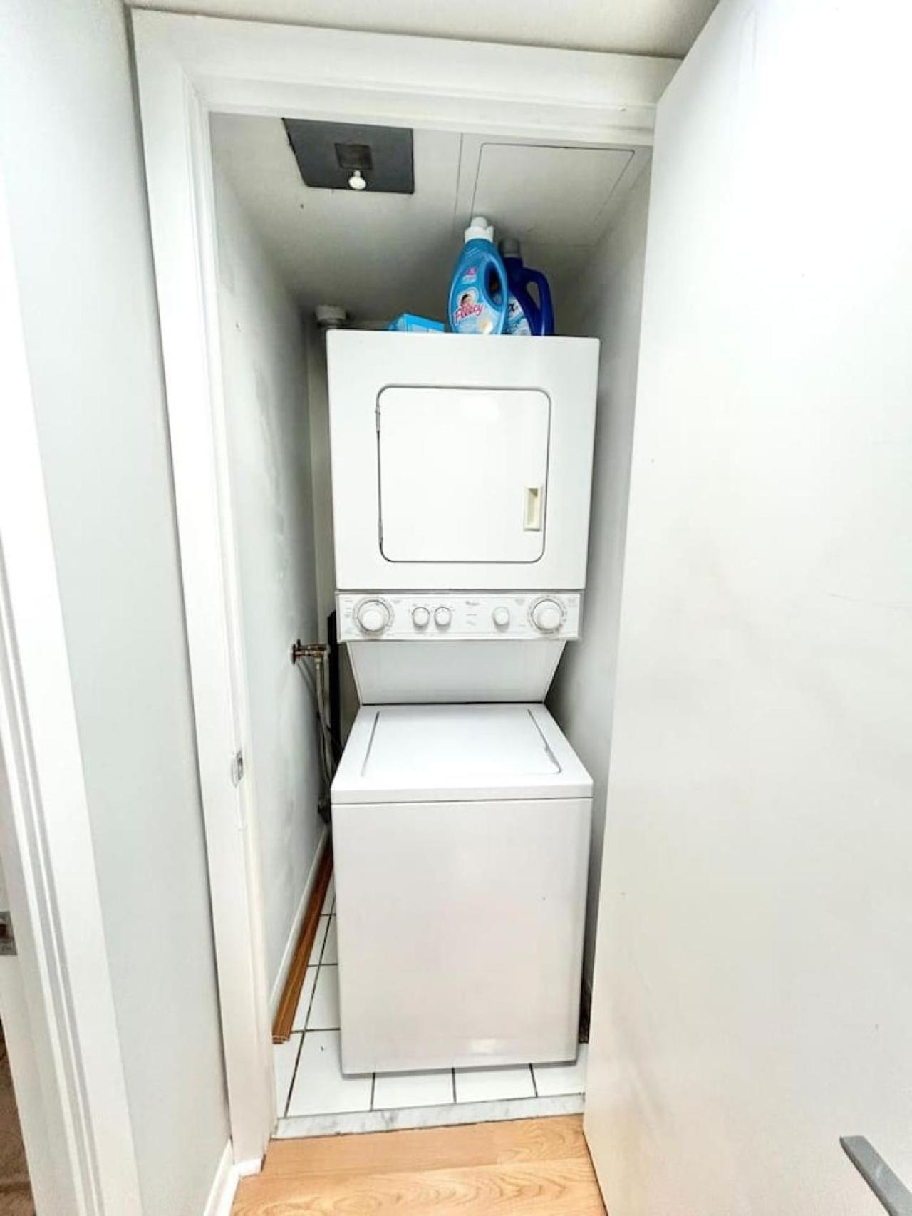 Stylish 1br With Balcony, Parking In Down Town