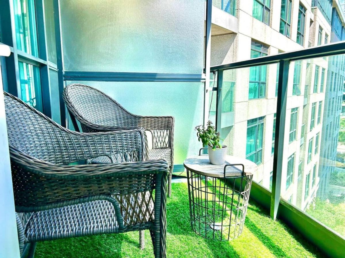 Stylish 1br With Balcony, Parking In Down Town *