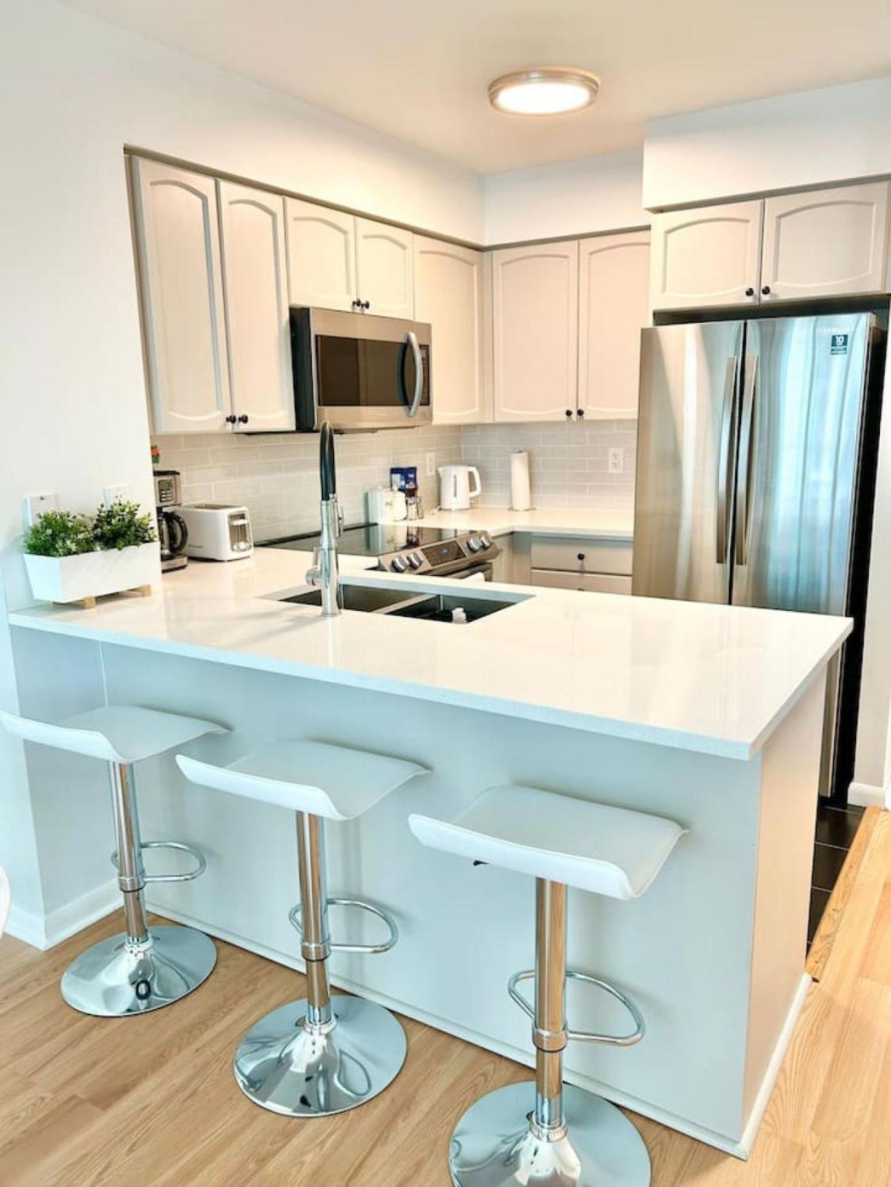 Stylish 1br With Balcony, Parking In Down Town * Toronto