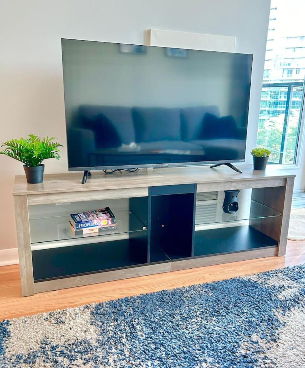Stylish 1br With Balcony, Parking In Down Town