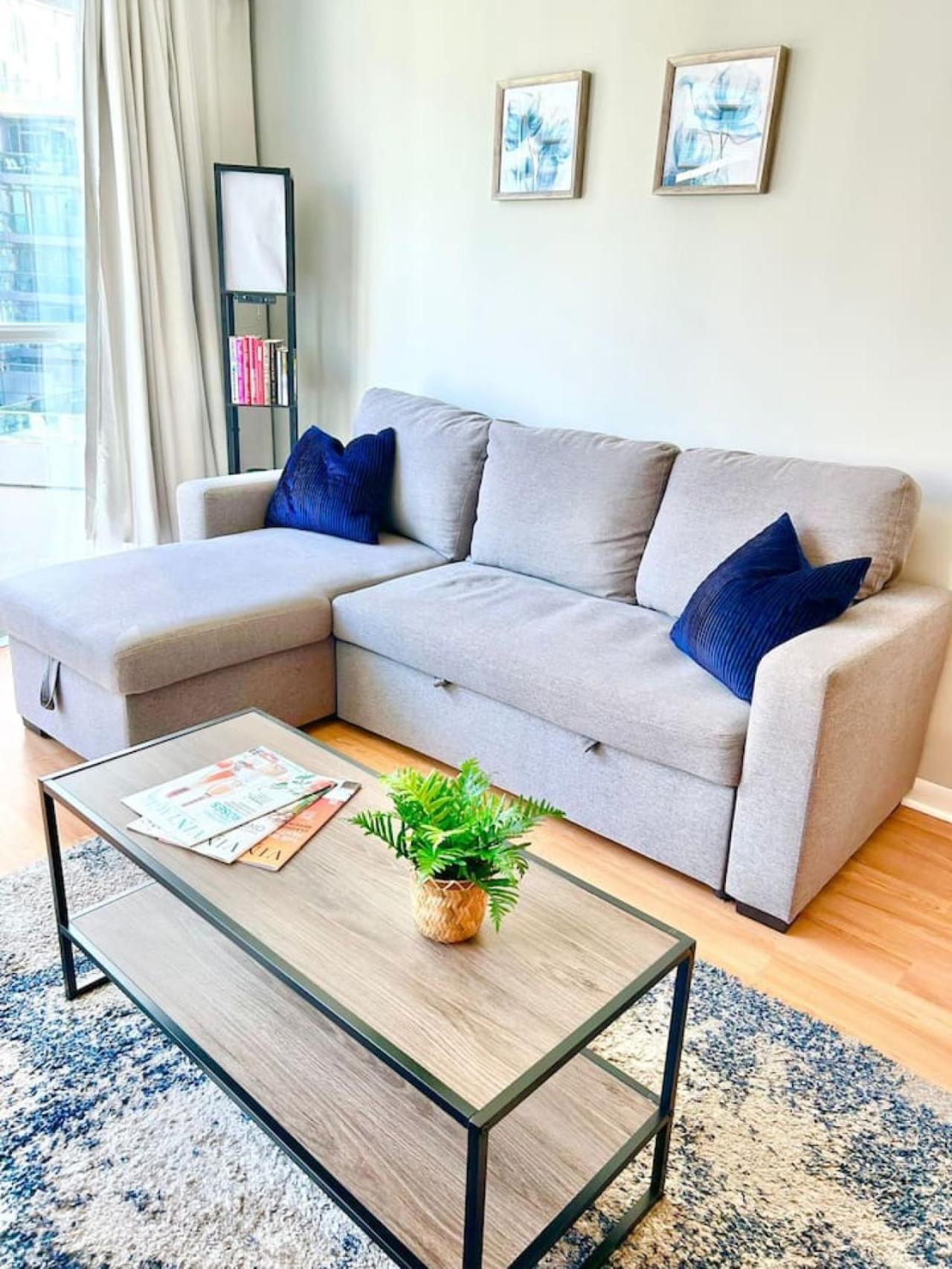 Holiday home Stylish 1br With Balcony, Parking In Down Town