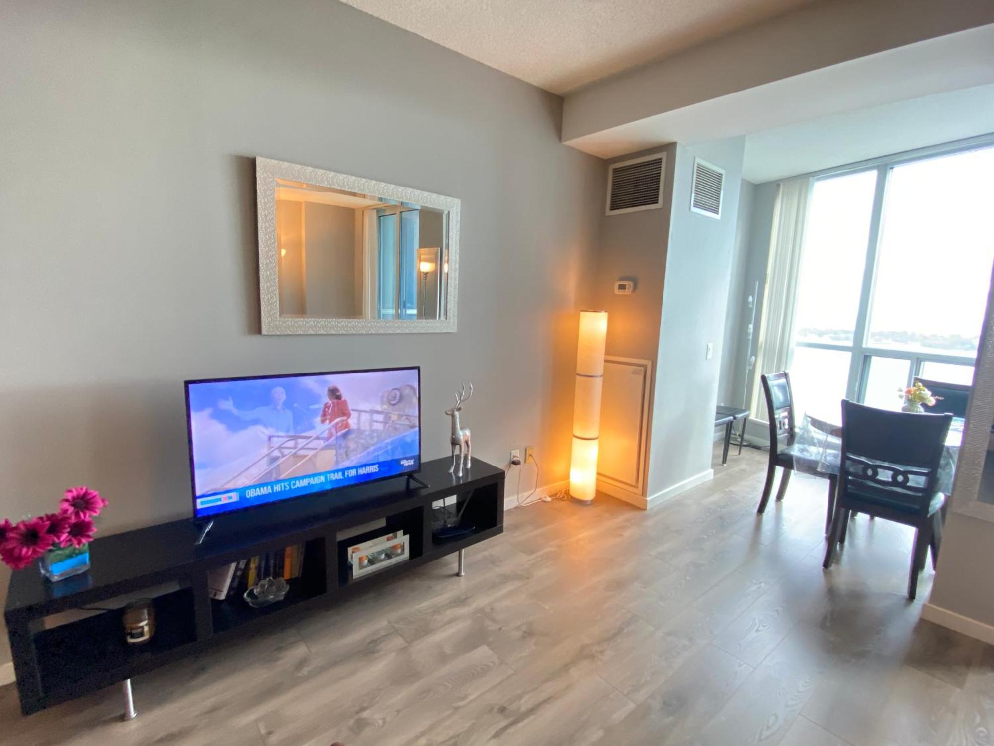 Lakeside Haven: Harbourfront With Million-dollar Views * Toronto