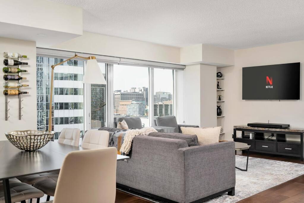 Apartment Centrally Located 2 Bd 2 Bth With Parking *