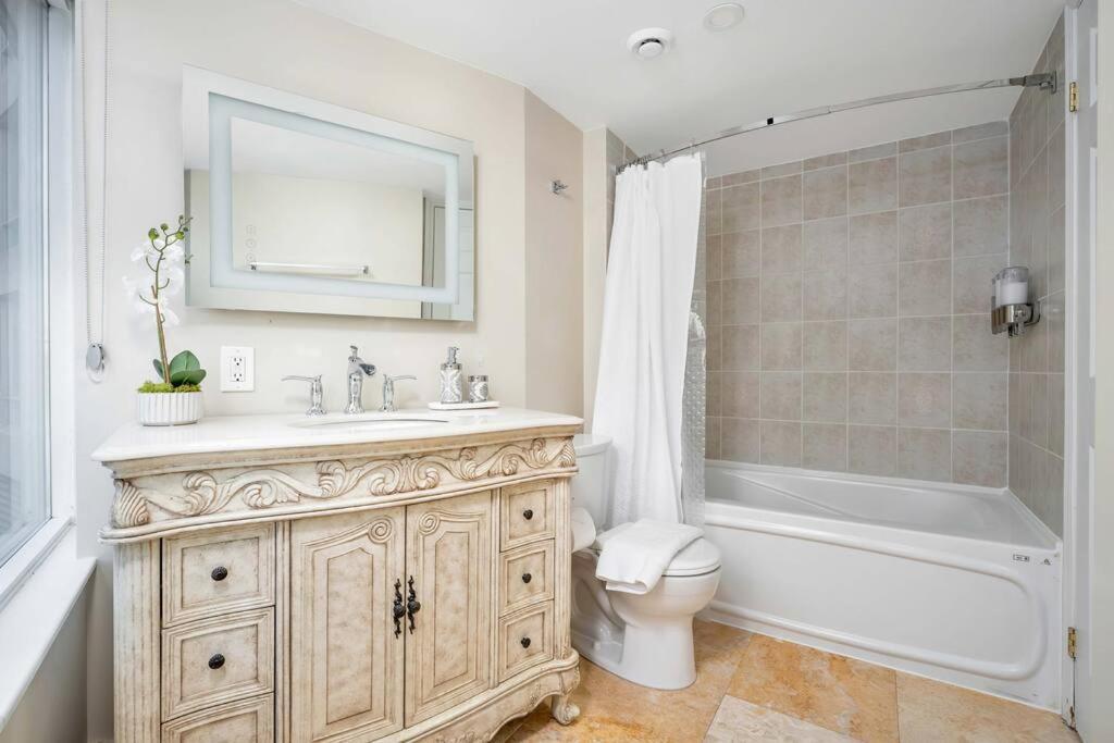Apartment Centrally Located 2 Bd 2 Bth With Parking Toronto
