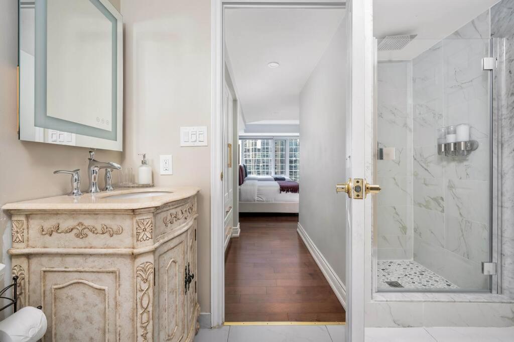 Centrally Located 2 Bd 2 Bth With Parking Toronto