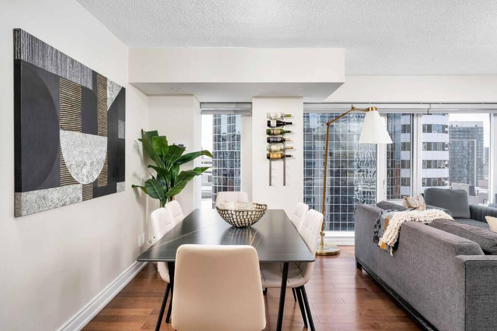 Centrally Located 2 Bd 2 Bth With Parking Apartment
