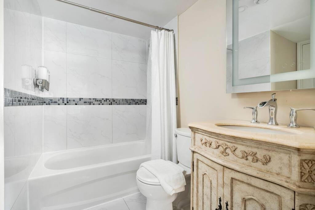 Apartment Centrally Located 2 Bd 2 Bth With Parking