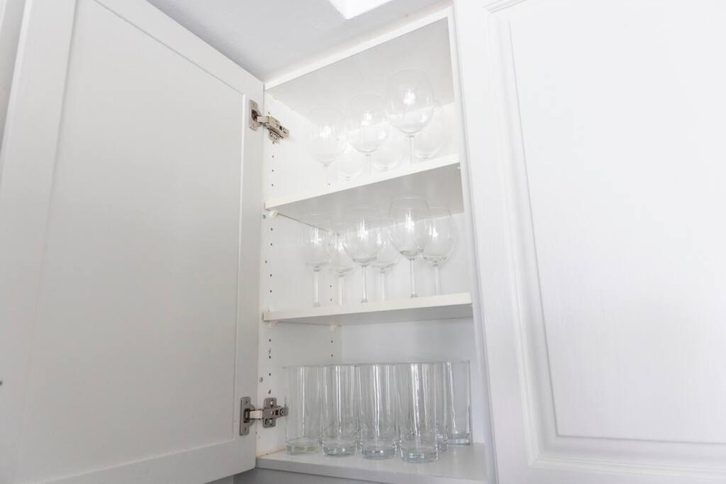 Centrally Located 2 Bd 2 Bth With Parking Apartment Toronto