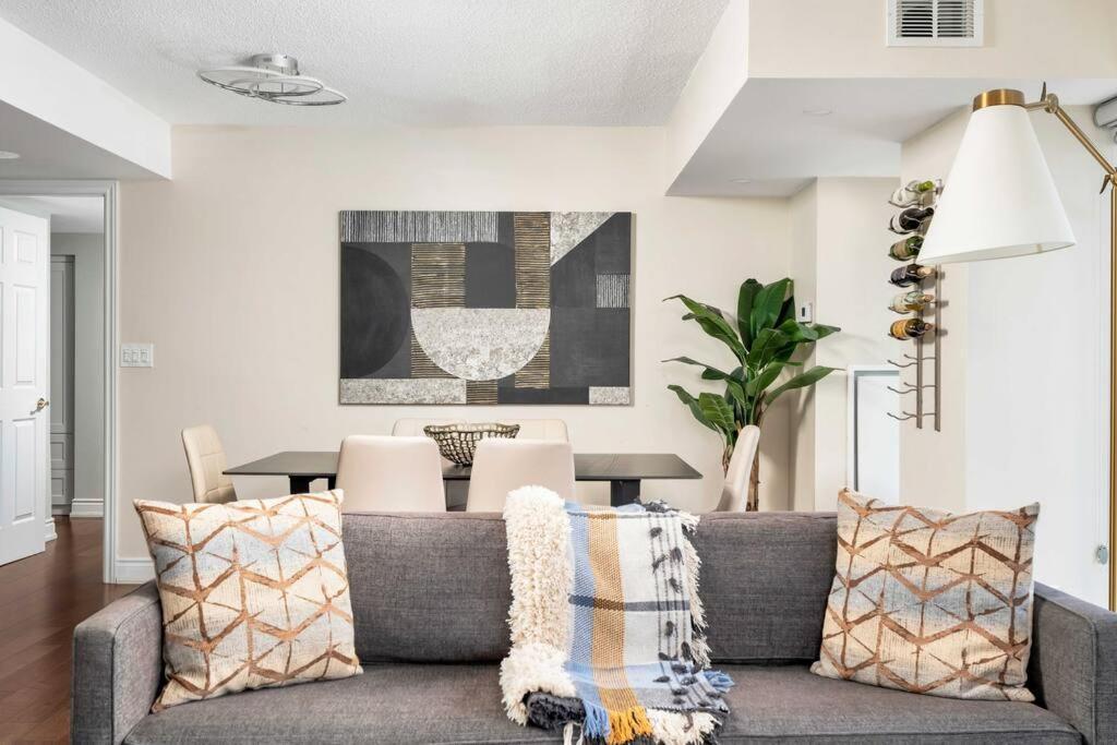 Apartment Centrally Located 2 Bd 2 Bth With Parking Toronto