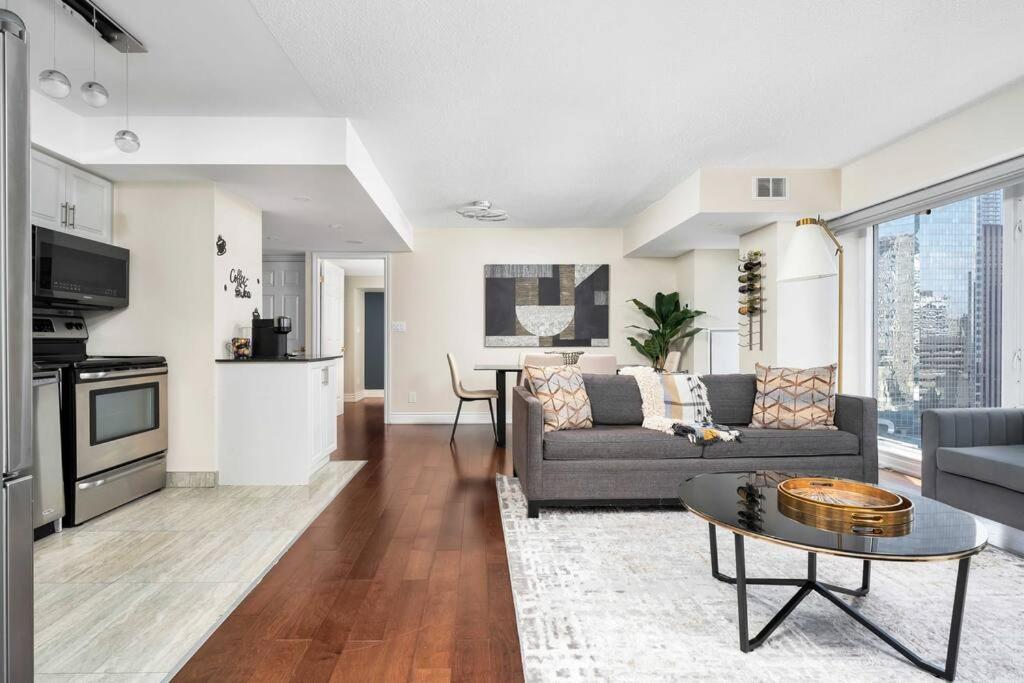 Centrally Located 2 Bd 2 Bth With Parking Apartment