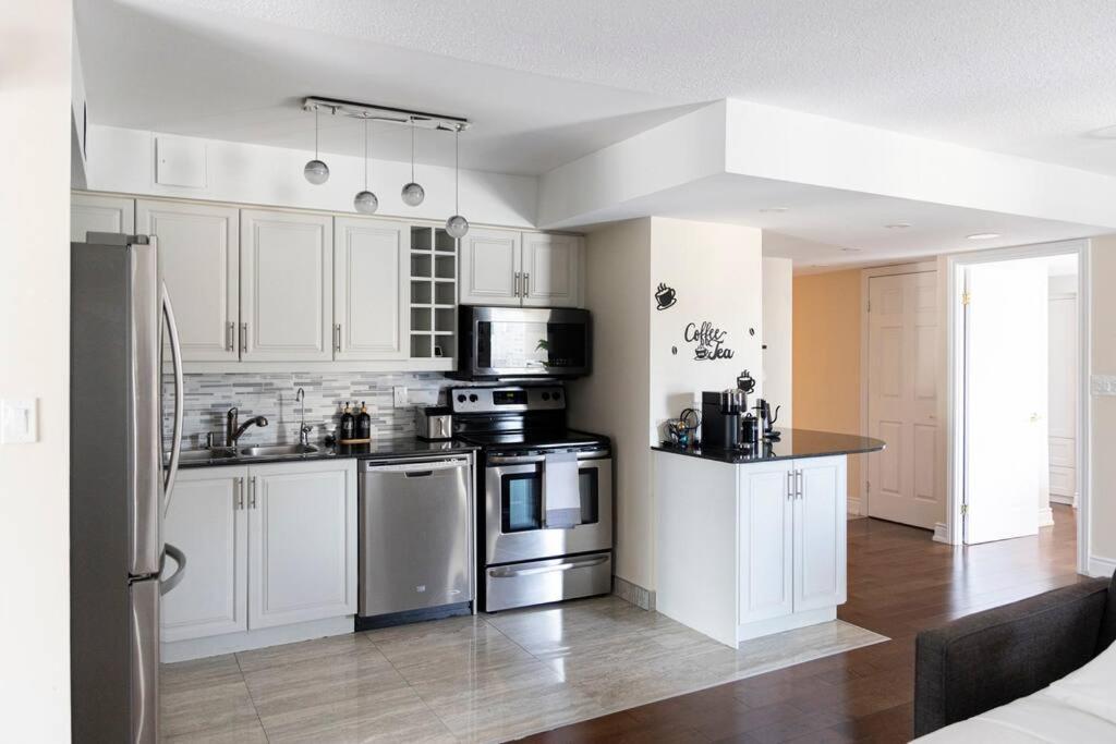 Apartment Centrally Located 2 Bd 2 Bth With Parking