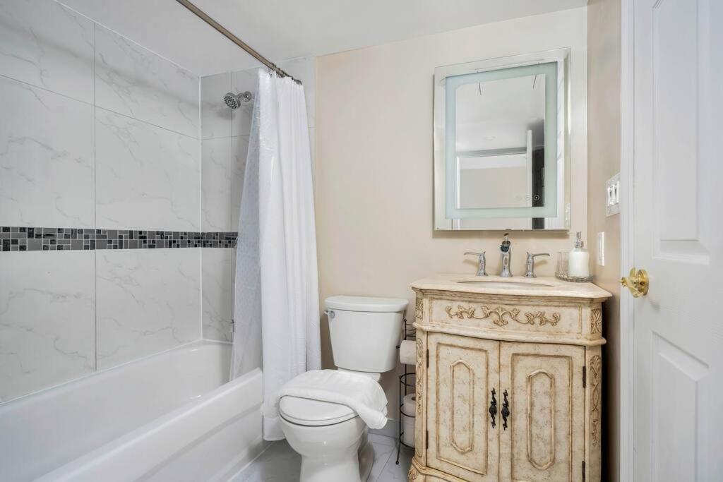 Centrally Located 2 Bd 2 Bth With Parking Apartment Toronto