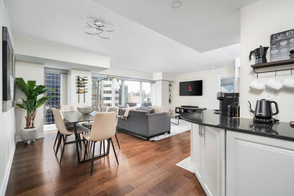 Apartment Centrally Located 2 Bd 2 Bth With Parking Toronto