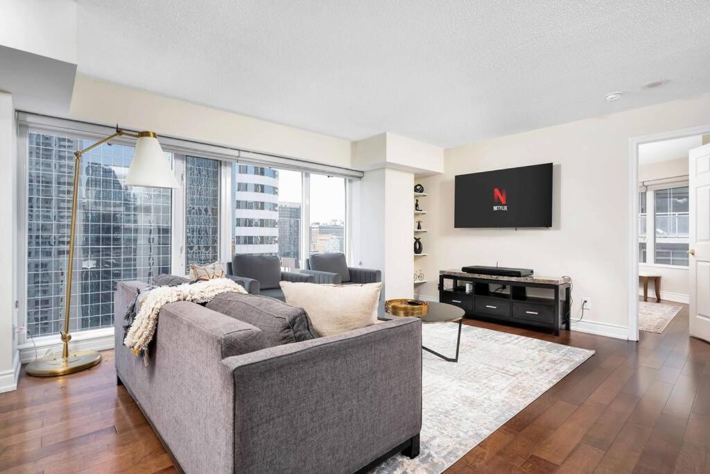 Centrally Located 2 Bd 2 Bth With Parking Apartment