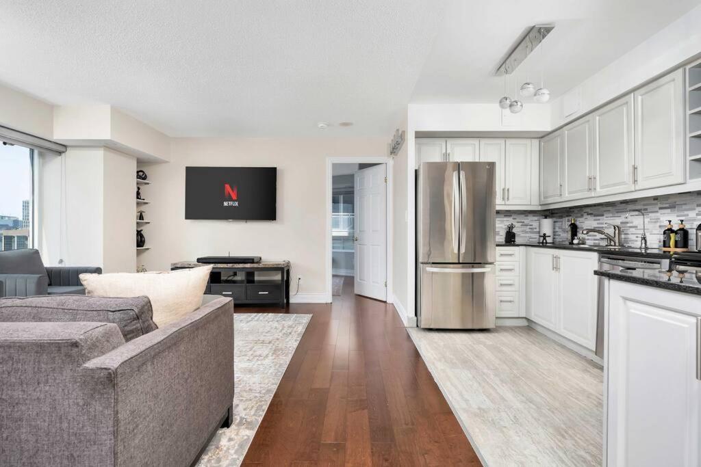Apartment Centrally Located 2 Bd 2 Bth With Parking Toronto