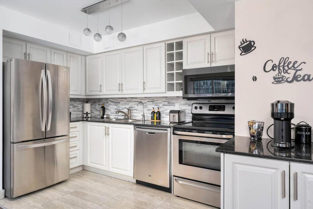 Centrally Located 2 Bd 2 Bth With Parking Apartment