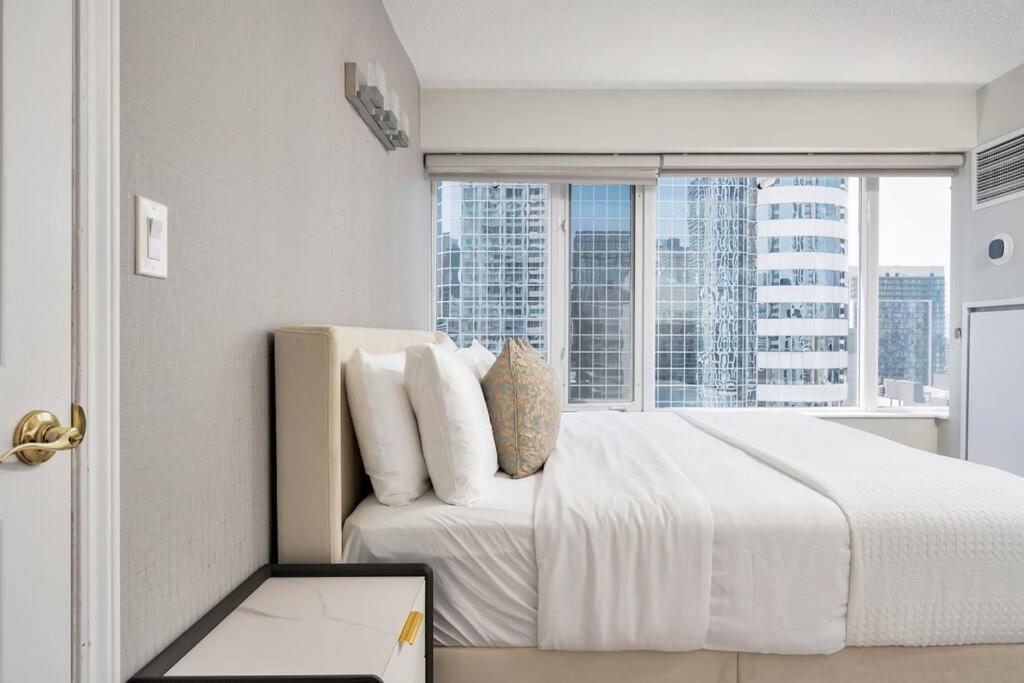 Apartment Centrally Located 2 Bd 2 Bth With Parking *