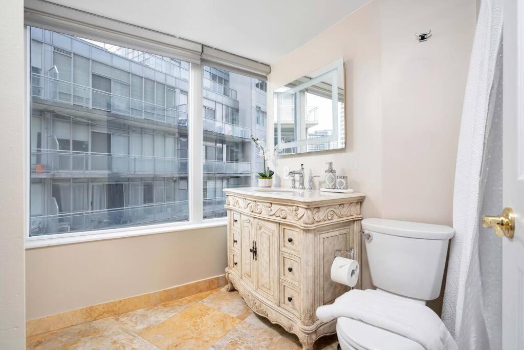 Centrally Located 2 Bd 2 Bth With Parking Apartment Toronto