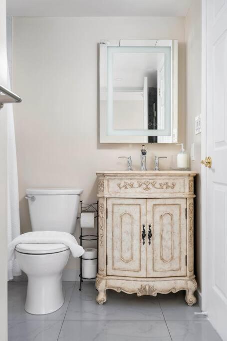 Centrally Located 2 Bd 2 Bth With Parking Apartment