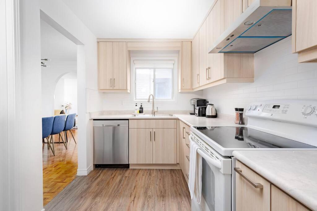 Charming 4 Bed With 2parking Apartment Toronto