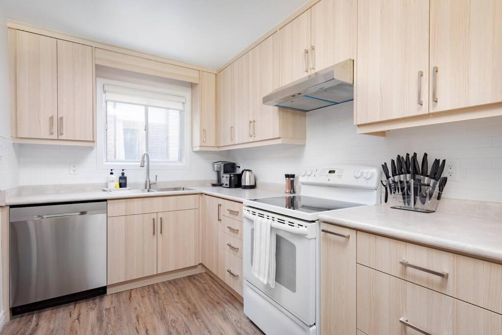 Charming 4 Bed With 2parking * Toronto