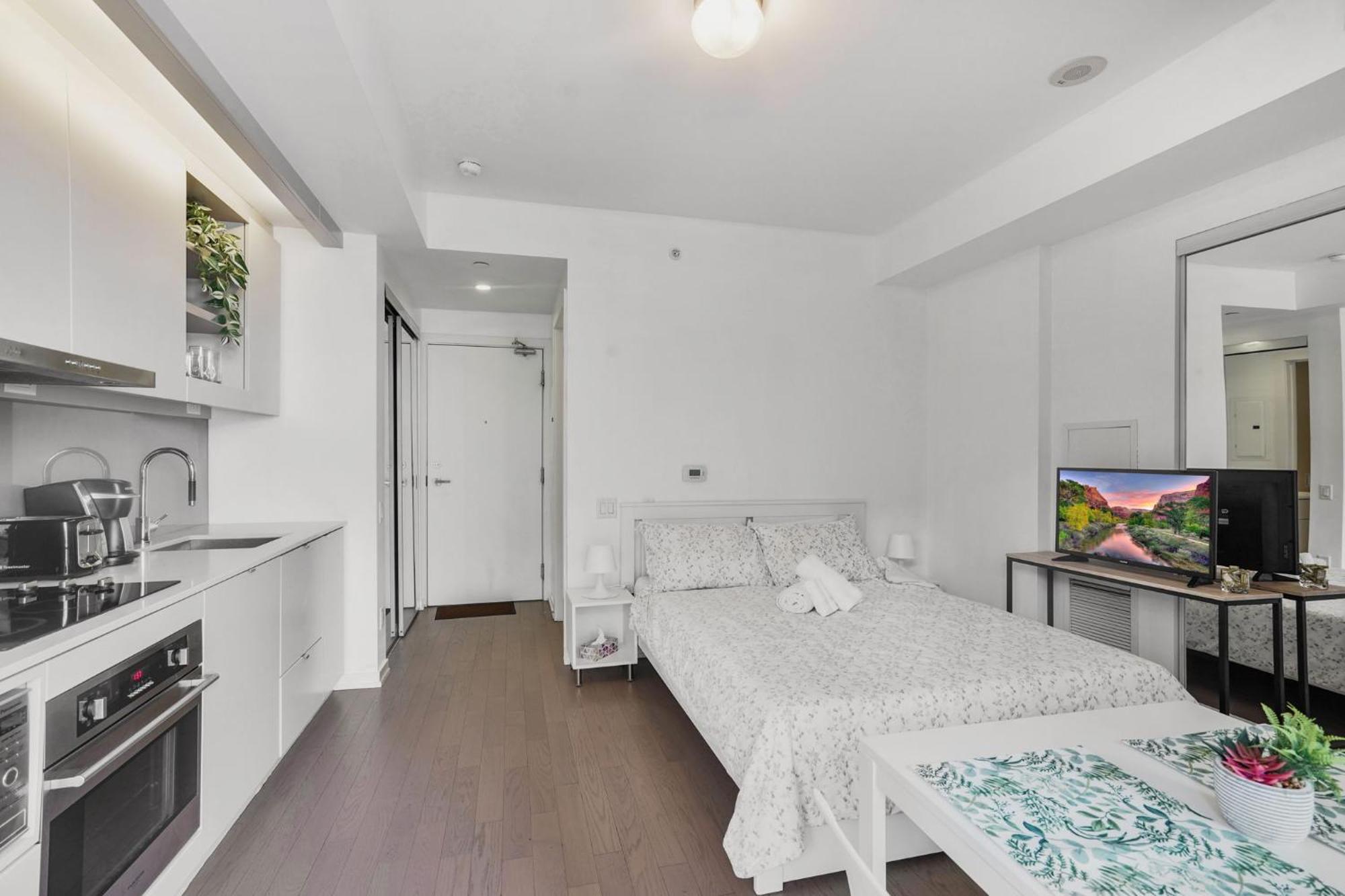 Toronto Luxe Suite - Location Score 10 - Easter Retreat