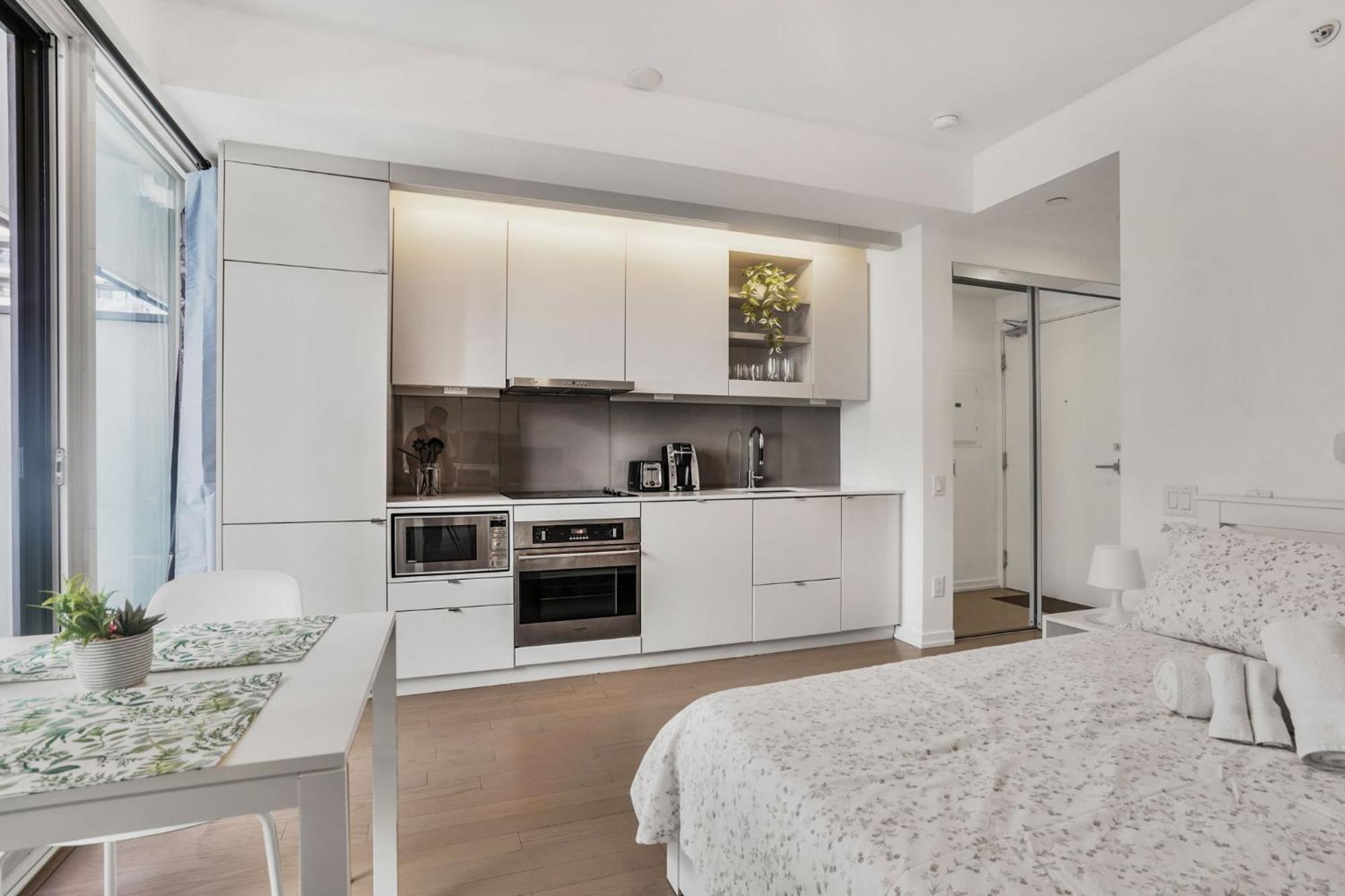 Toronto Luxe Suite - Location Score 10 - Easter Retreat *