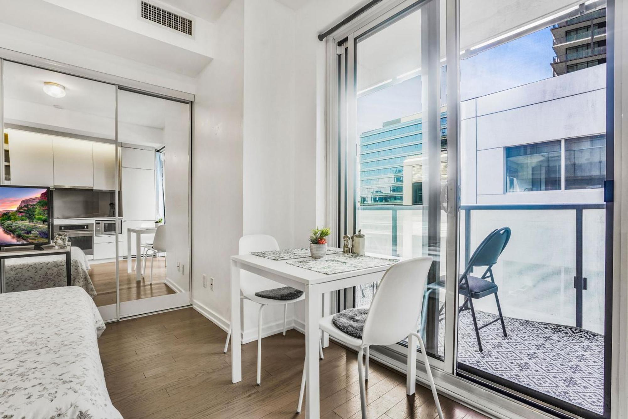 Apartment Toronto Luxe Suite - Location Score 10 - Easter Retreat *