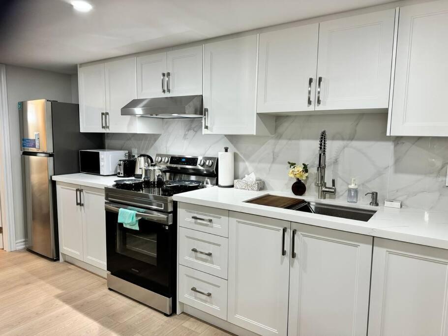Renovated - Private Entrance & Kitchen - 1 Bedroom Toronto